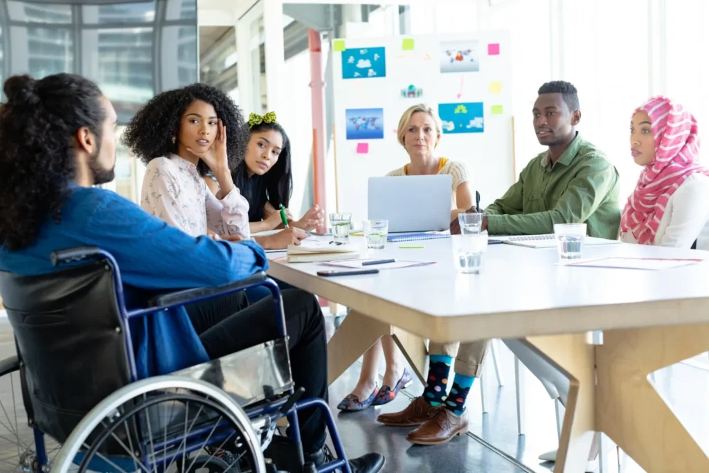 Diverses Team arbeitet gemeinsam an einem Projekt im modernen Büro
