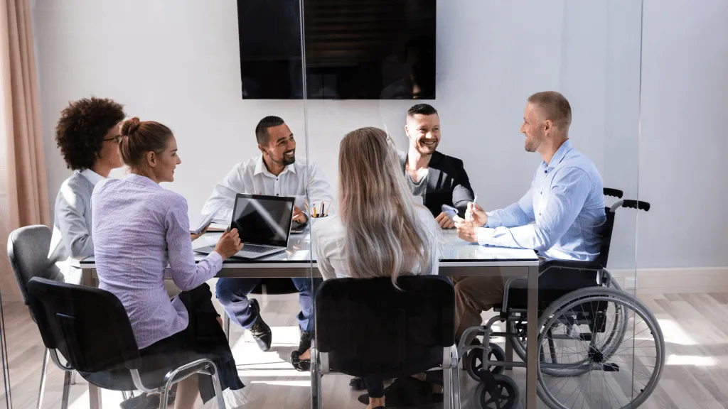 Inklusives Team am Arbeitsplatz – Menschen mit und ohne Behinderung arbeiten gemeinsam an digitaler Barrierefreiheit